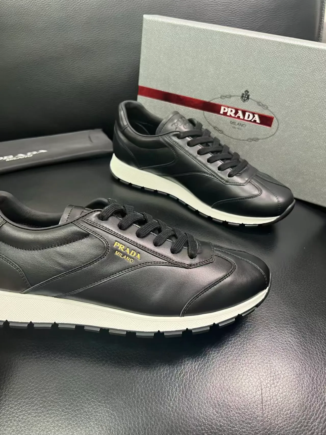 P440 38-45 Prada Prada’s new men’s leather sneakers, the highest version on the market, any comparison is welcome🆚! The original leather has excellent texture and is super high-end! Fetal sheep net lining imported from Italy, removable pad! Luxurious materials and fine workmanship, highly recommended! No. 058
